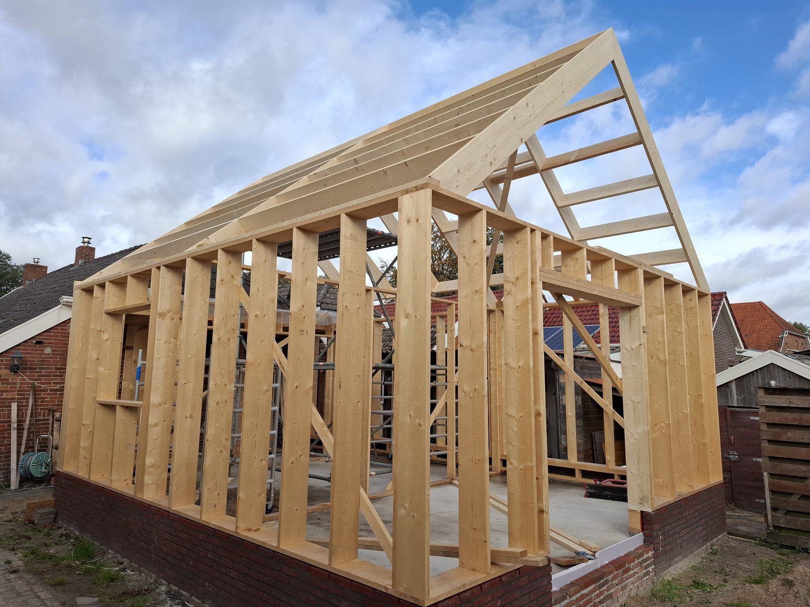 Houten constructie van een bouwproject tijdens de uitvoering