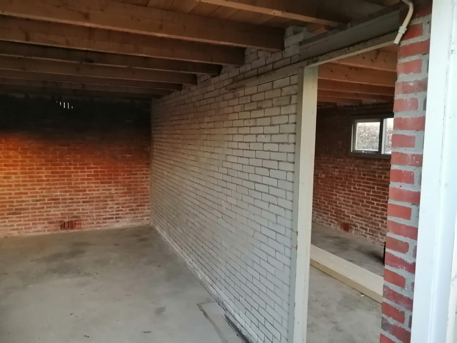 Ruwe bestaande binnenruimte vóór de verbouwing in Haren